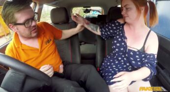 Kırmızı kafalı bombeli hatun arabada hocaya amını kaptırıyor